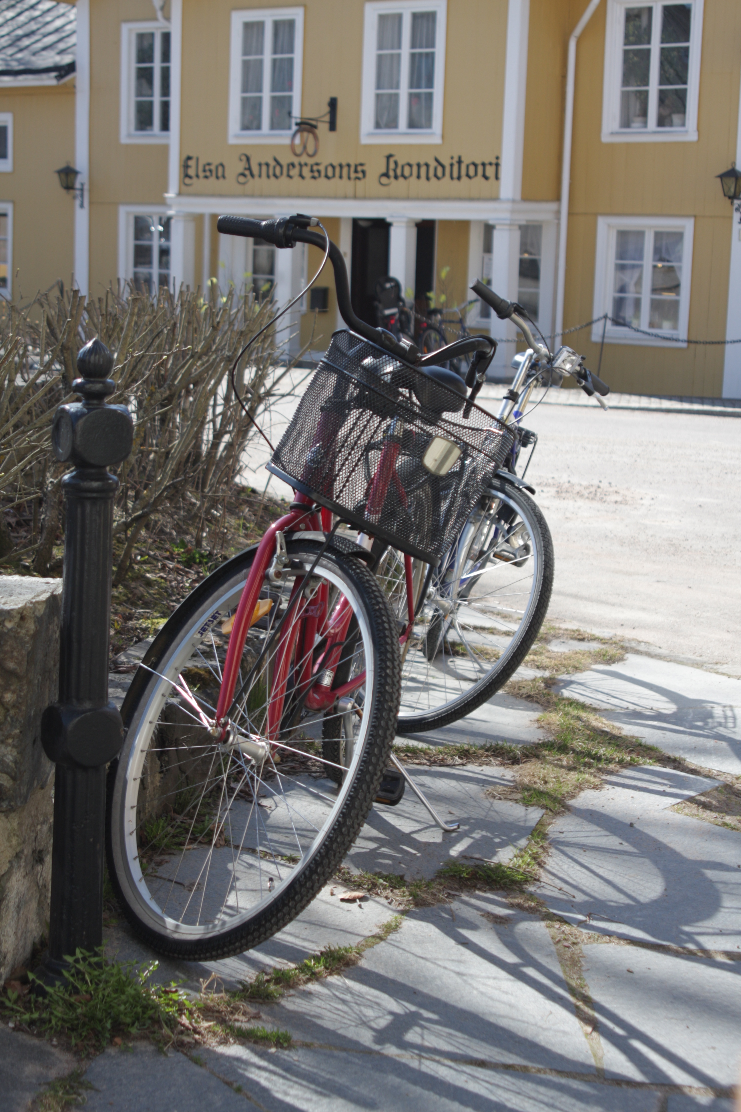 Två cyklar med Elsa Anderssons i bakgrunden